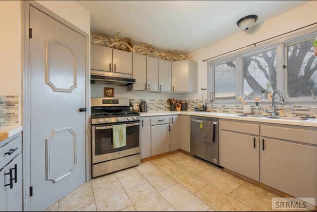 Building Photo - 5000 Pleasant View Dr