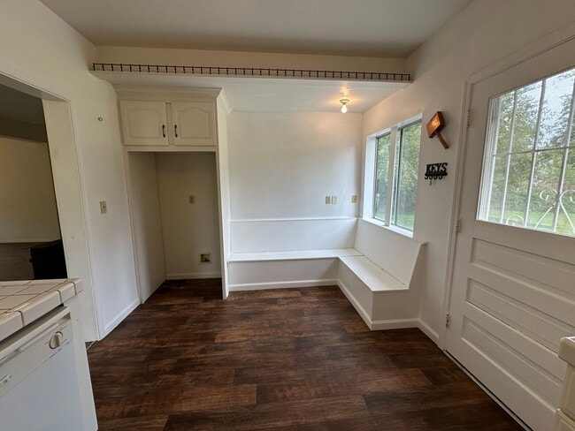 Building Photo - Three bedroom, 2 bath with high ceilings d...