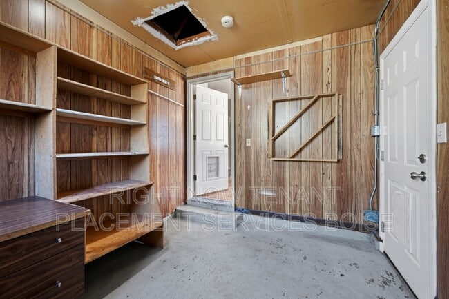 Building Photo - 306 W Maple Ave