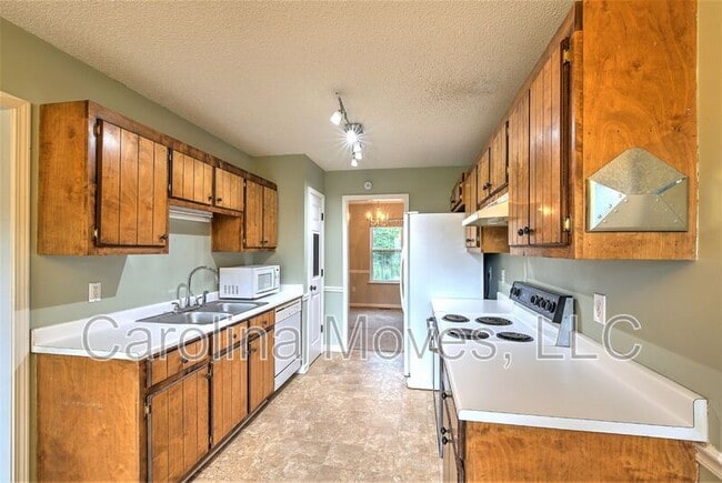 Building Photo - 5 Fieldcrest Ct