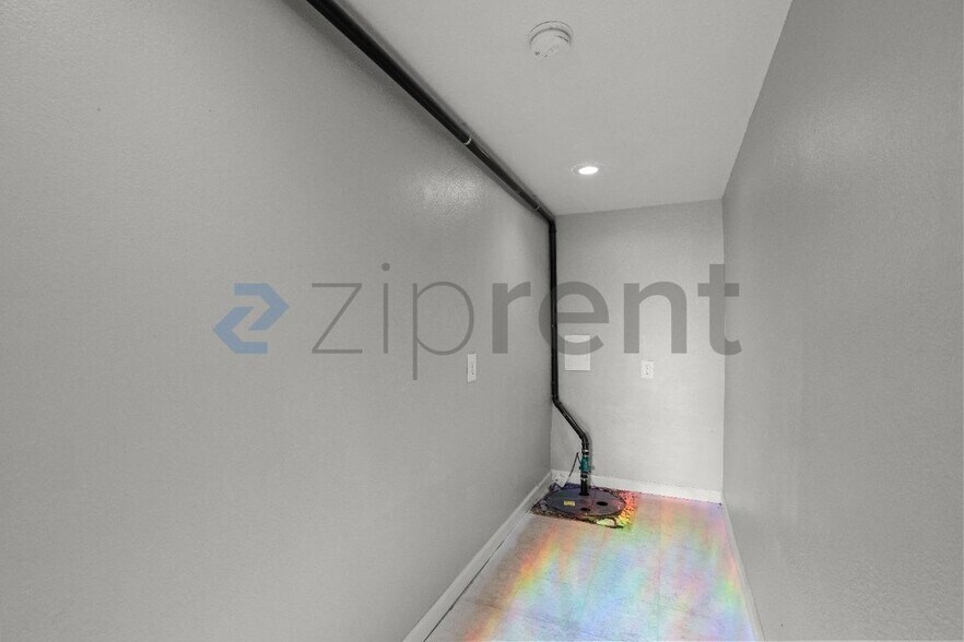 Building Photo - Unit