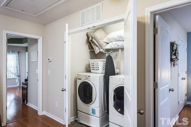 Building Photo - Charming 3BD, 2.5BA Raleigh Townhouse with...