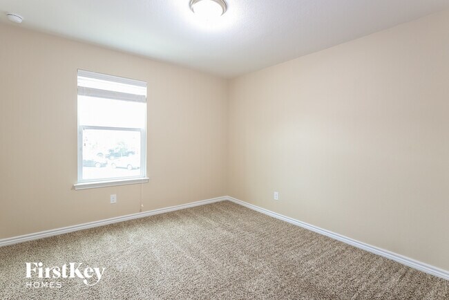 Building Photo - 1302 Hawk Ct