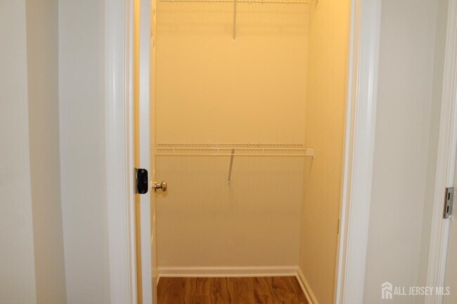 Building Photo - 6 Bond St