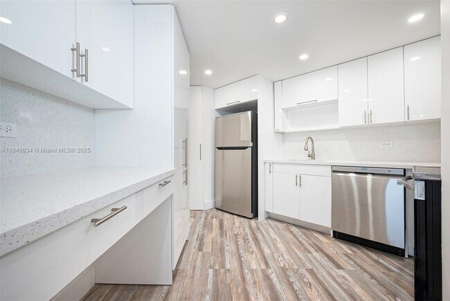 Building Photo - 801 Brickell Bay Dr