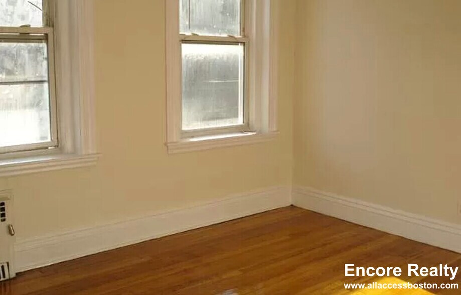 Building Photo - 126 Warren St