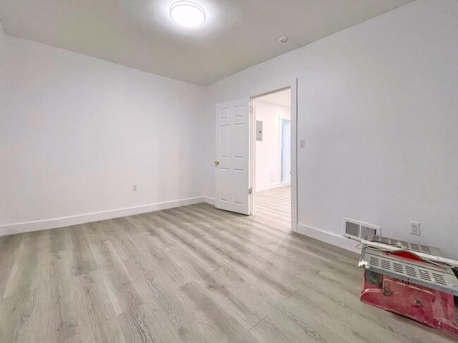 Building Photo - 389 Monmouth St