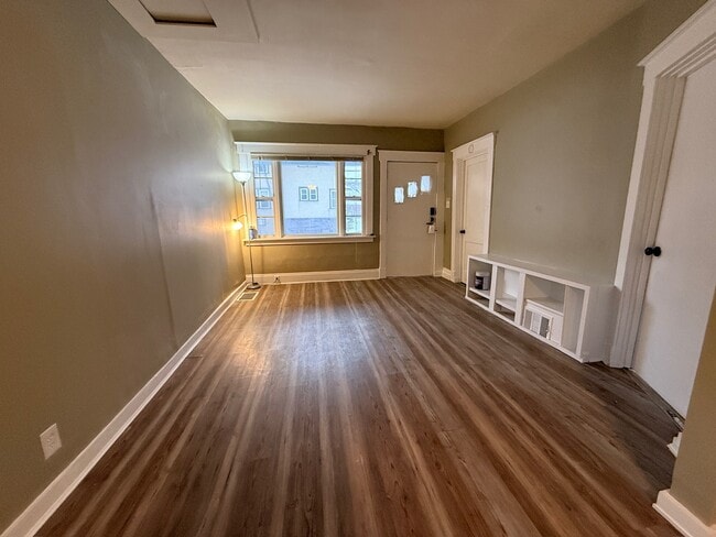 Building Photo - 6 W 30th St