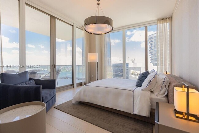 Building Photo - 17975 Collins Ave