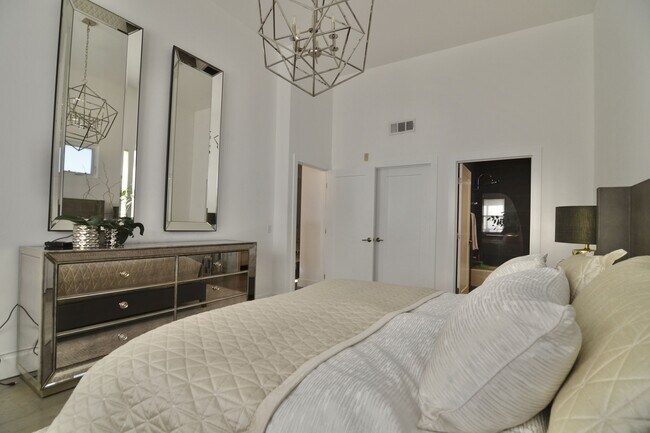 Building Photo - 5703 Laurel Canyon Blvd