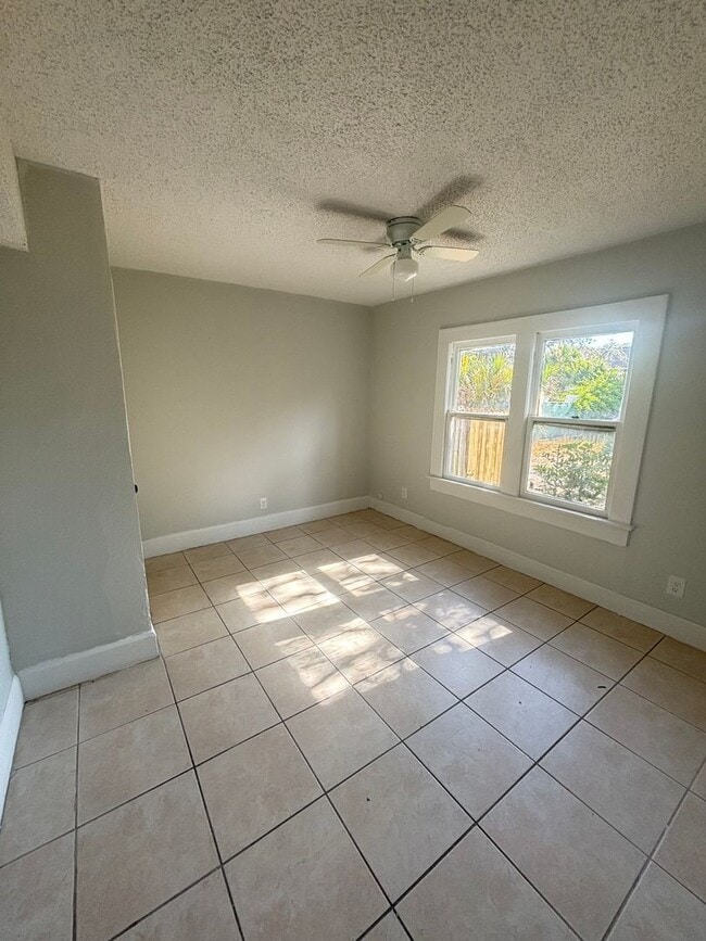 Building Photo - 726 35th Ave S