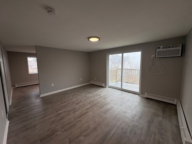 Building Photo - Completely remodeled 2 Bedroom Apartment in Bellevue with private Balcony!