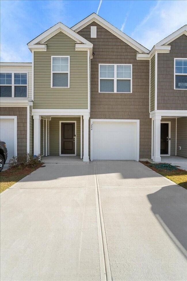 Building Photo - Beautiful 4-Bedroom 2.5 Bath Townhome