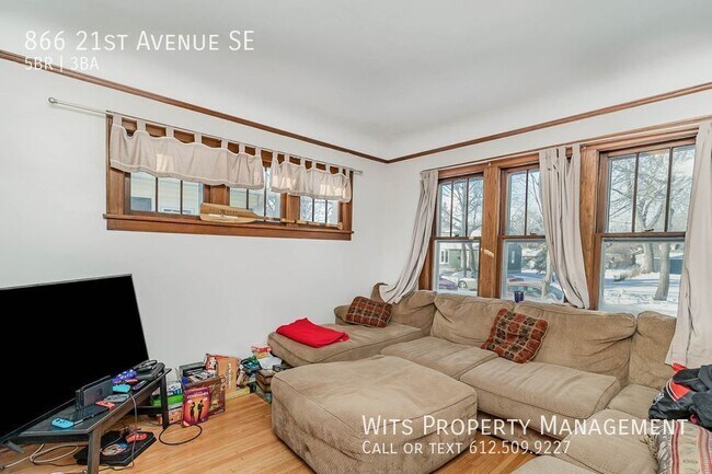 Building Photo - 866 21st Ave SE