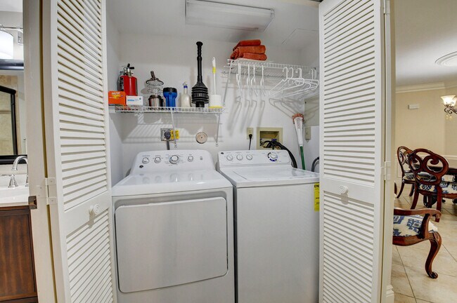 Building Photo - 7242 Clunie Pl