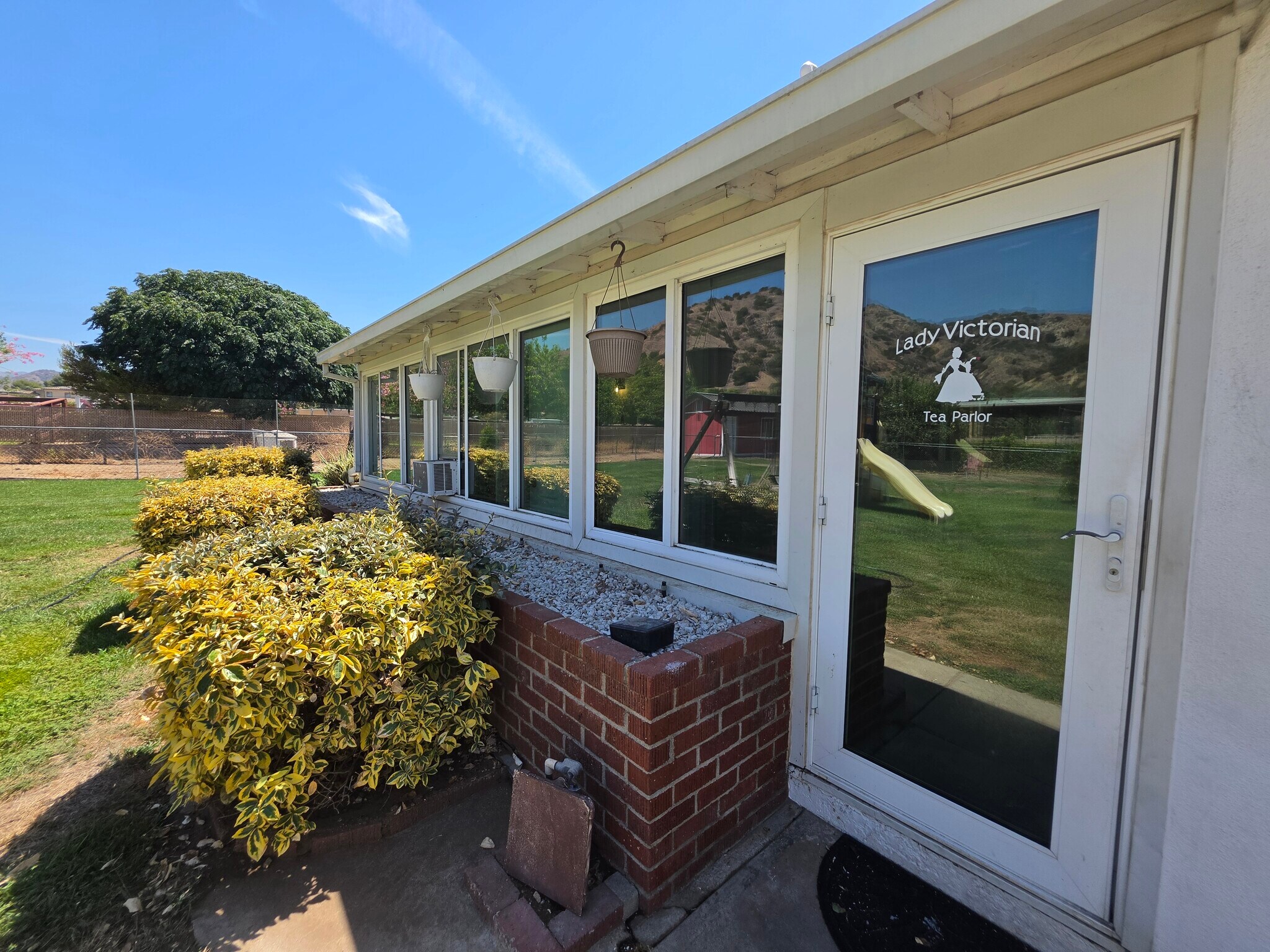 Building Photo - 9805 La Tuna Canyon Rd
