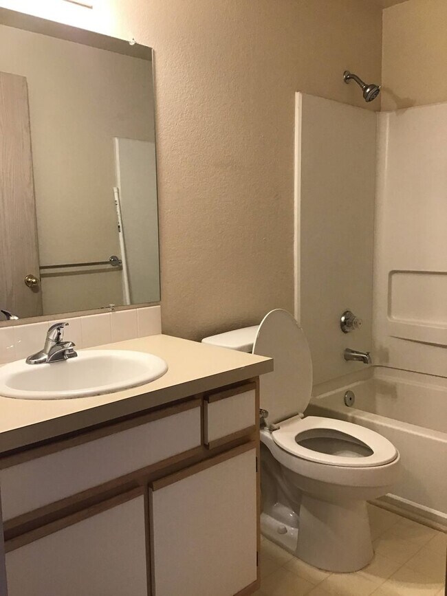 Building Photo - Stylish Modern 3 Bed, 2.5 Bath Townhouse i...