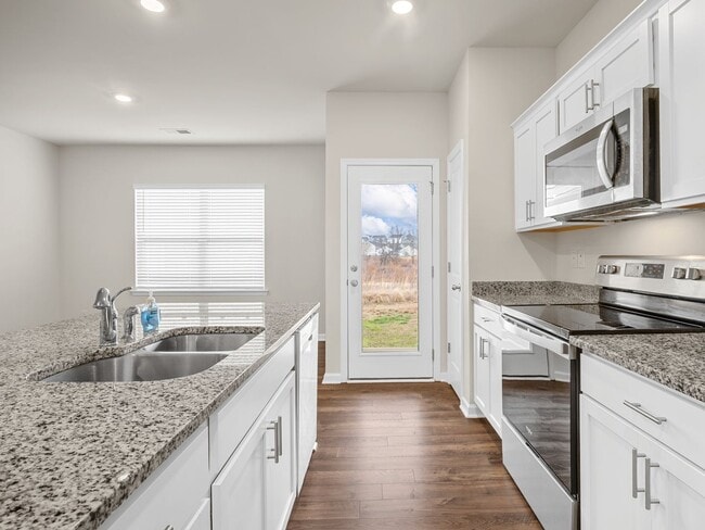 Building Photo - $500 OFF First Months Rent!! Modern living meets Convenience- Townhome in Greer, SC!