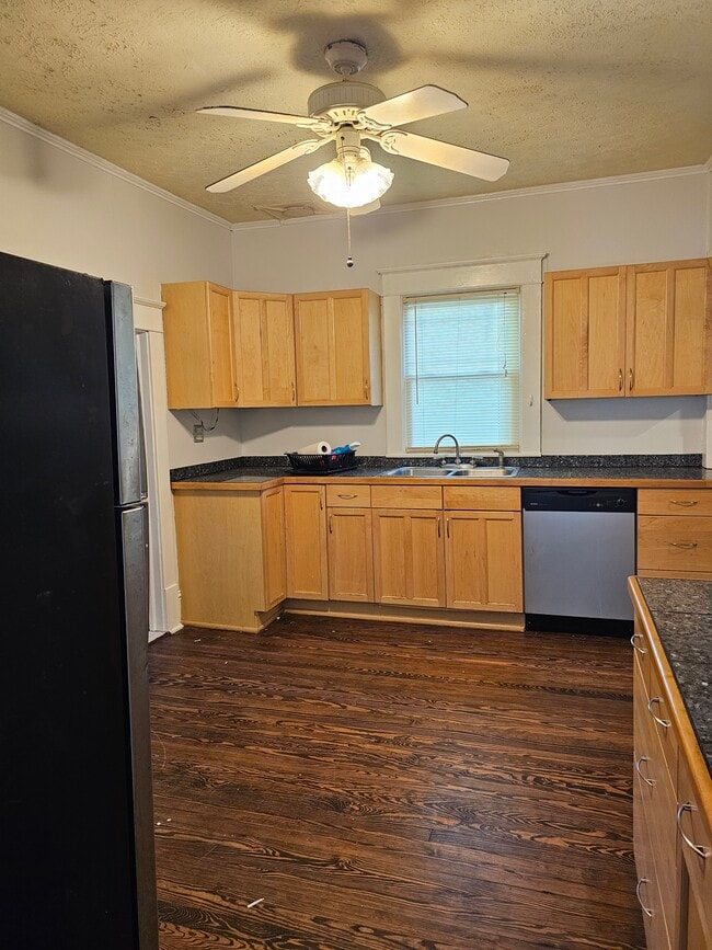 Building Photo - 920 N Church St