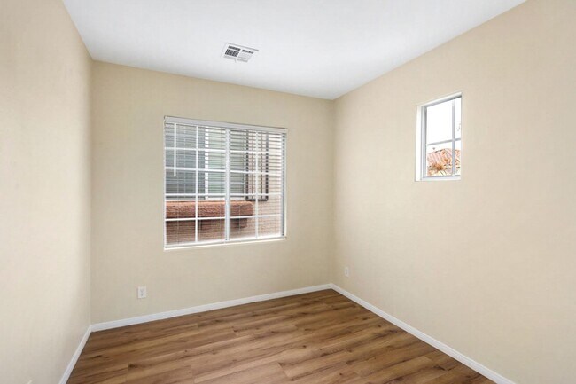 Building Photo - Northwest 3 Bedroom 2.5 Bath Home In Gated...