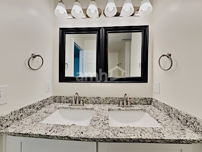 Building Photo - 817 Laramie Ct