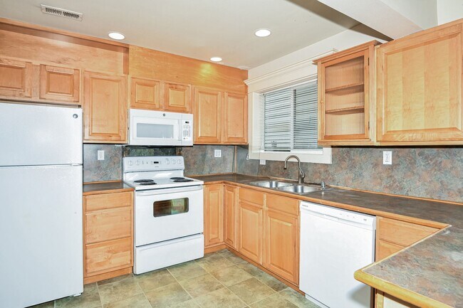 Building Photo - Leasing NOW -- Excellent 7 Bedroom/3 Bathroom Unit Near UW