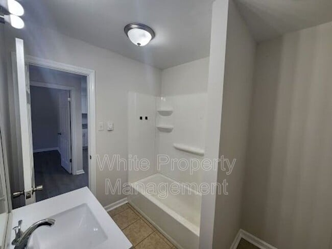 Building Photo - 1045 W Meadow Dr