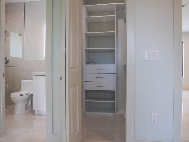 Building Photo - 8410 SW 65th Ave