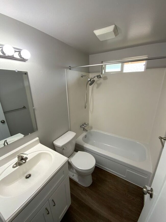 Building Photo - Mid Tacoma duplex 2bd 1 bath w/ 1 car garage