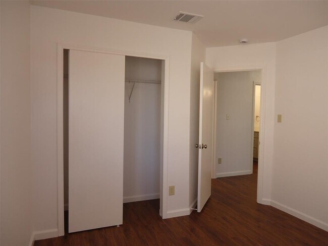 Building Photo - 811 Crieff Cross Dr