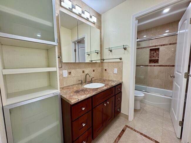 Building Photo - Beautiful Courtyard Level Flat with Outdoor Garden Patio