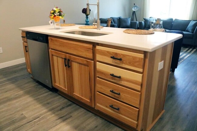 Building Photo - 6 Reserve Ct