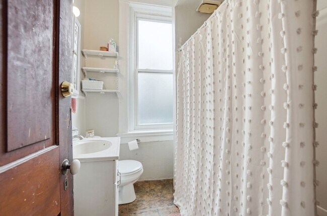 Building Photo - 6 bed/2 bath on Rohs St., Mins. from UC for Only $650/pp ($3900/mo)!