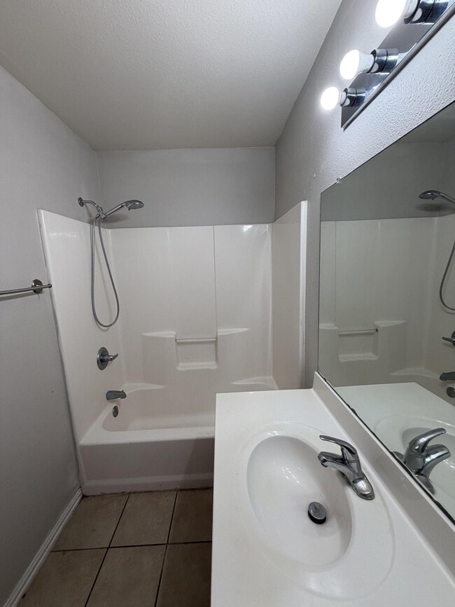 Building Photo - 533 N Clinton Ave