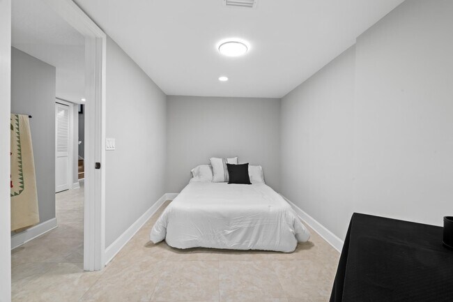 Building Photo - 3431 Harbor Dr