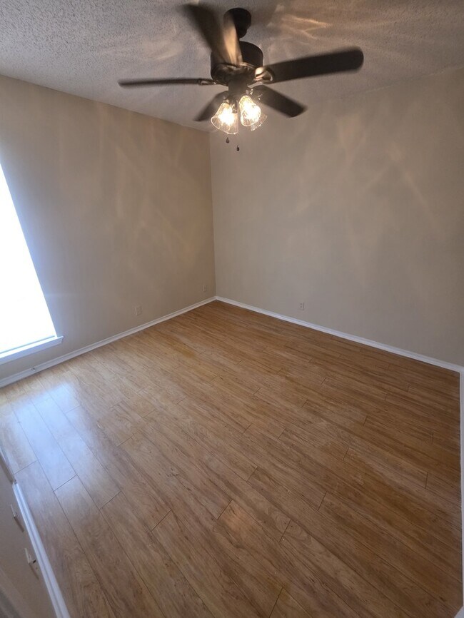 Building Photo - 4 bed 2 bath home in Northgate
