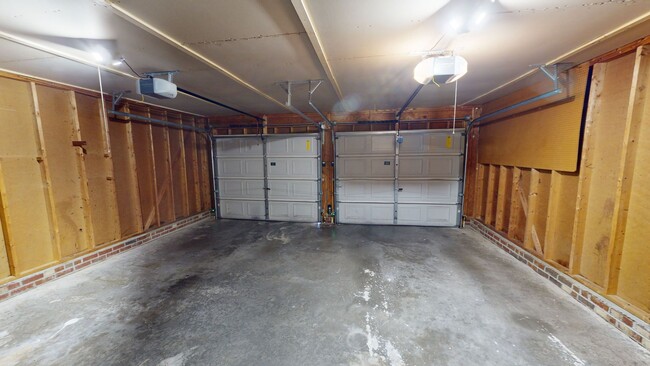 Building Photo - $350 OFF First Month's Rent! 3 Bedroom Upd...