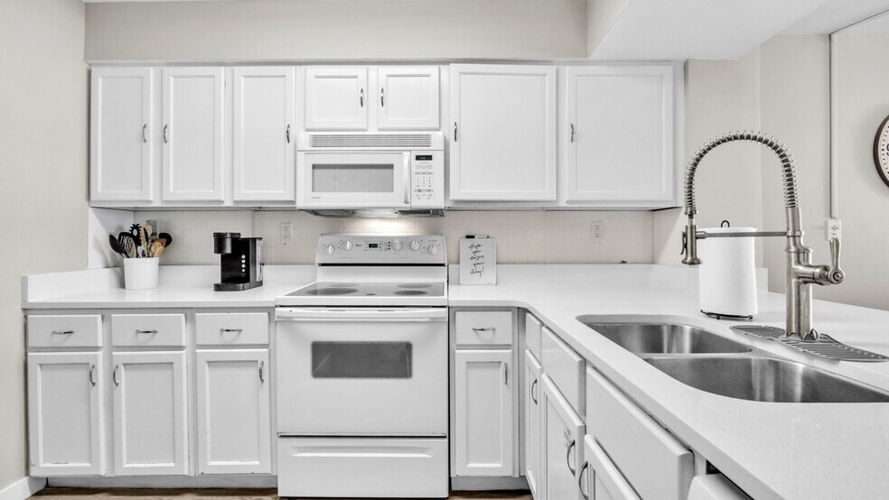 Building Photo - 7205 Thomas Dr