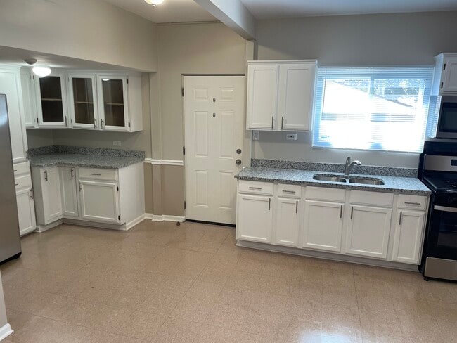 Building Photo - 714 Broadway Ave