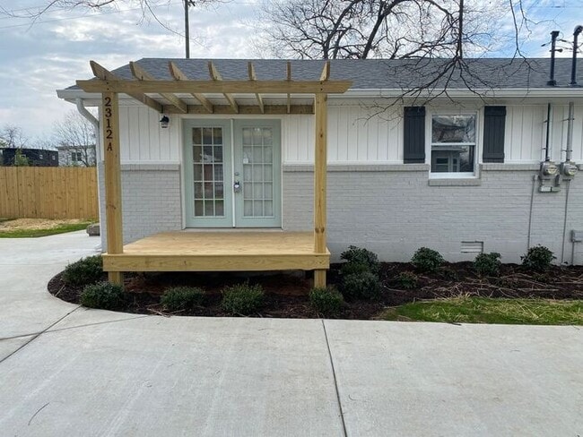 Building Photo - Cute Renovated 2 Bedroom Duplex in East Nashville!