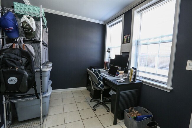 Building Photo - 872 University Ave