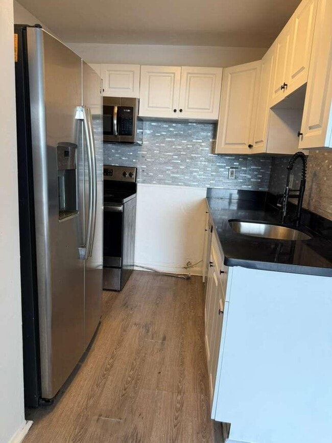 Building Photo - 9682 Fontainebleau Blvd