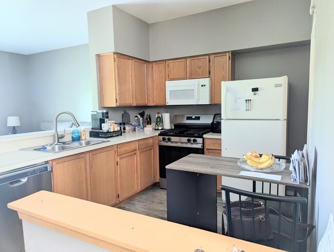 Building Photo - 2502 Oak Tree Ln