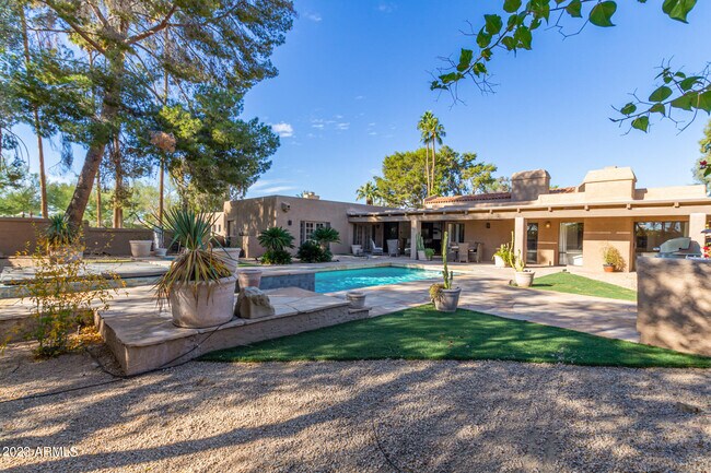 Building Photo - 4450 E Camelback Rd