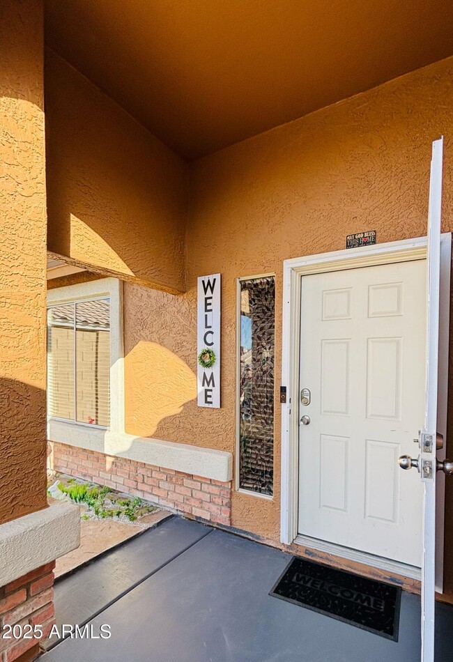 Building Photo - 11311 W Lawrence Ln