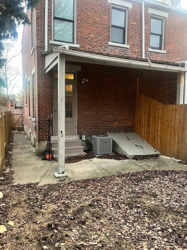 Building Photo - Welcome to your German Village Townhouse.