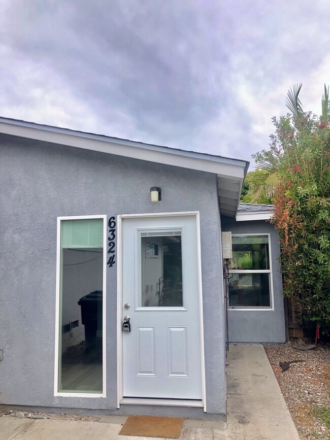 Building Photo - 3BD/1BA on Montezuma!