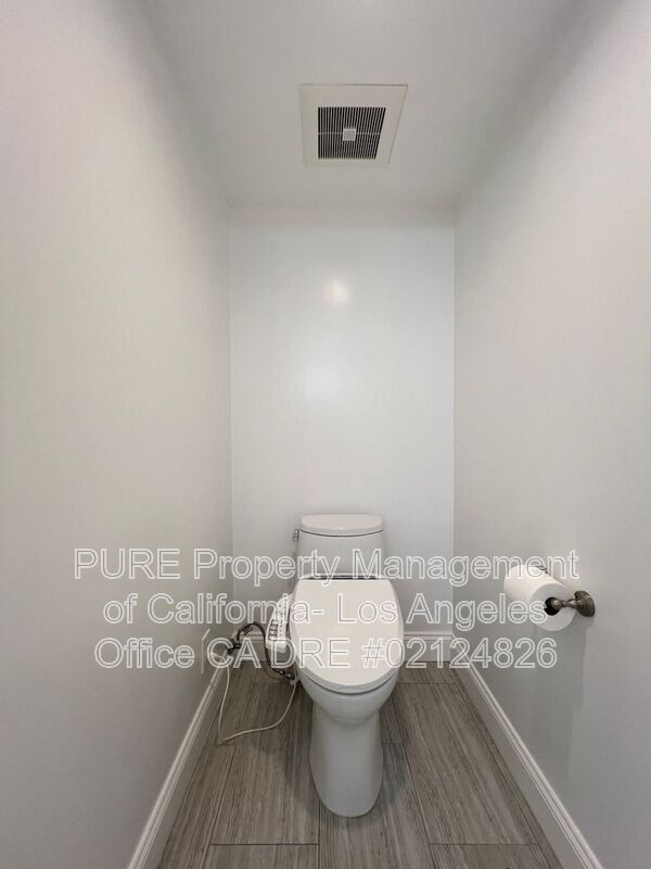 Building Photo - 512 Esplanade