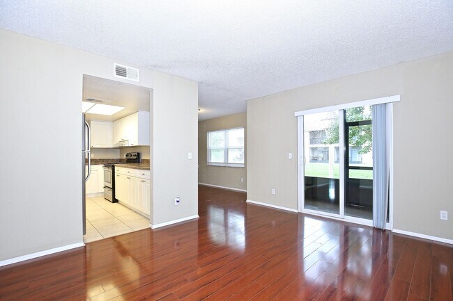Building Photo - Beautiful 2/2 Condo with Full Lawn Care Included Located in Hawthorne Village – Orlando!