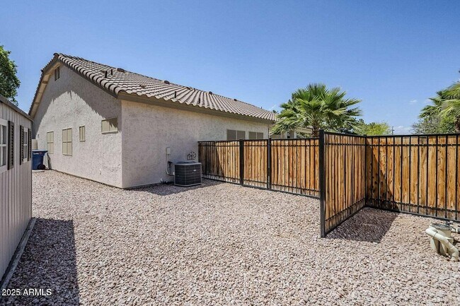 Building Photo - 1001 N Quail Ln